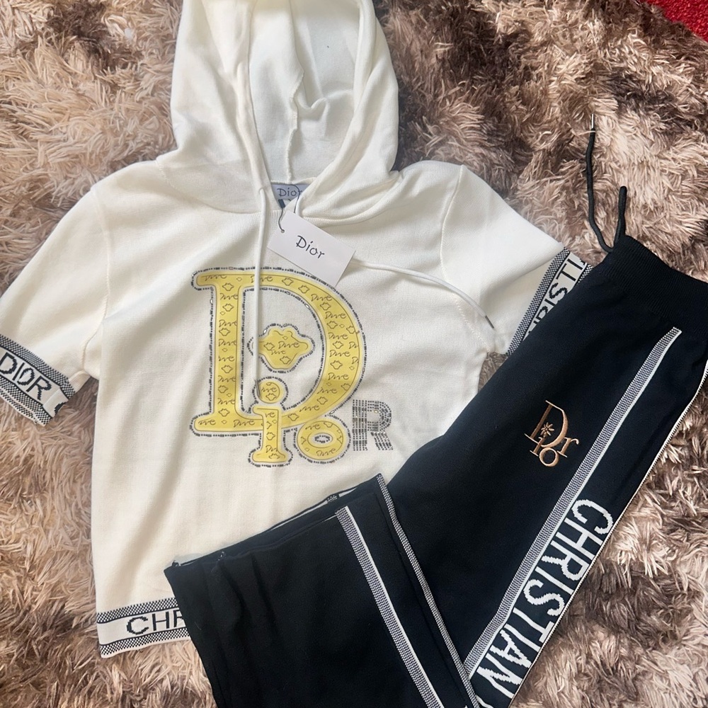 NWT-WOMENS Trendy Fashion 2 piece sporty/ loungewear set